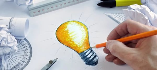 Bilde av lyspære på et tegnebrett med en penn over 