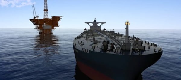 Bilde av lasteskip foran oljeplattform 
