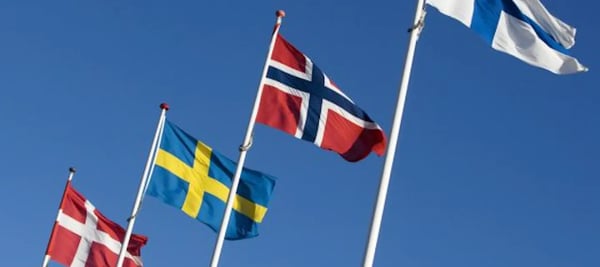 Bilde av de nordiske flaggene på flaggstenger samlet 
