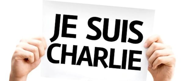 Bilde av hender som holder opp plakat med skriften: "Je suis Charlie"